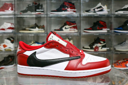 Travis Scott x Air Jordan 1 Retro Low  Chicago 