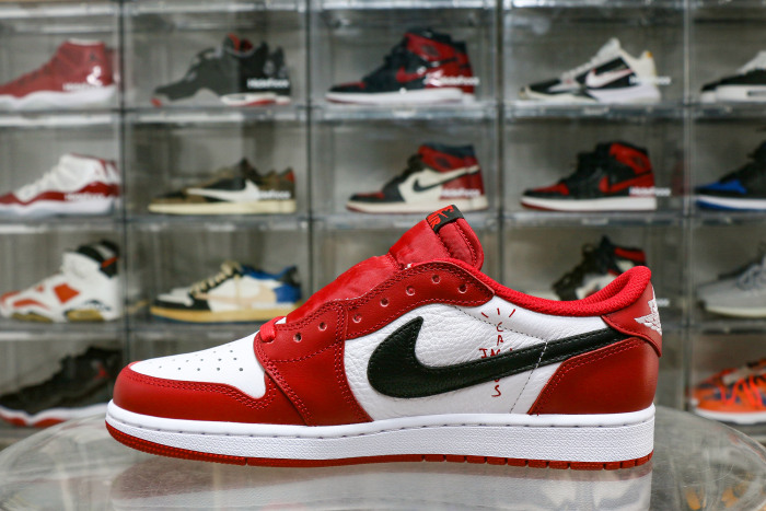 Travis Scott x Air Jordan 1 Retro Low  Chicago 