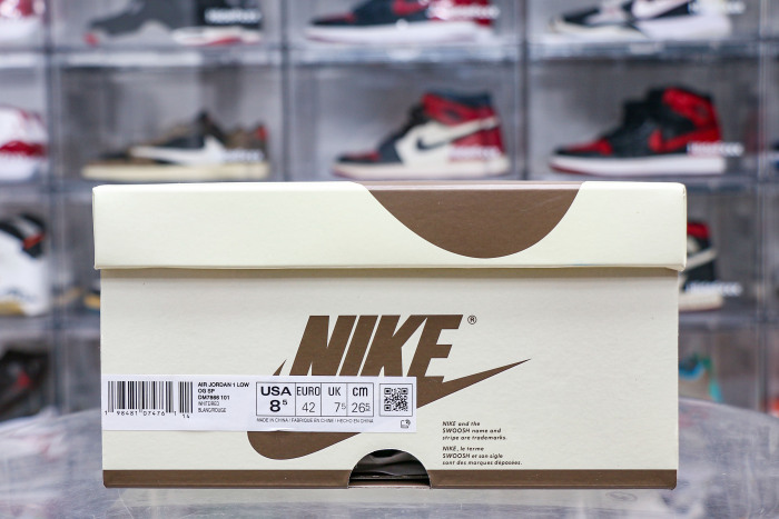 Travis Scott x Air Jordan 1 Retro Low  Chicago 