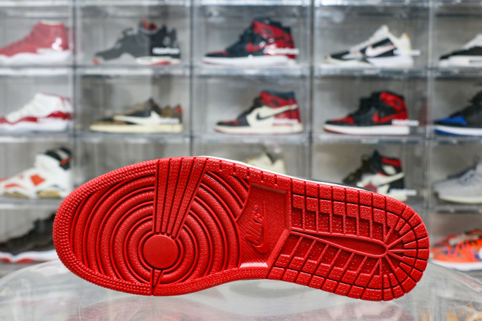 Travis Scott x Air Jordan 1 Retro Low  Chicago 