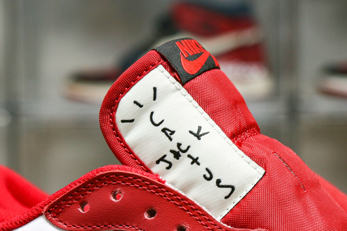 Travis Scott x Air Jordan 1 Retro Low  Chicago 