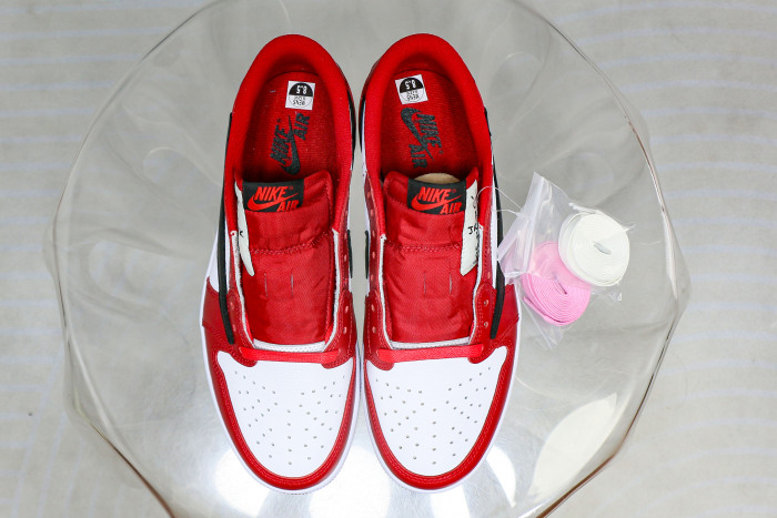 Travis Scott x Air Jordan 1 Retro Low  Chicago 