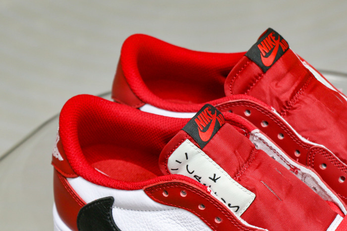 Travis Scott x Air Jordan 1 Retro Low  Chicago 