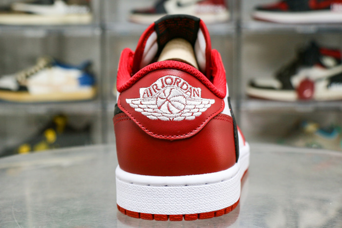 Travis Scott x Air Jordan 1 Retro Low  Chicago 