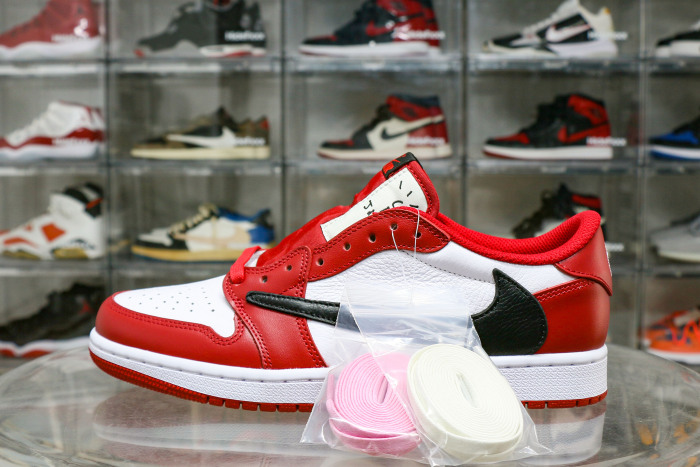 Travis Scott x Air Jordan 1 Retro Low  Chicago 