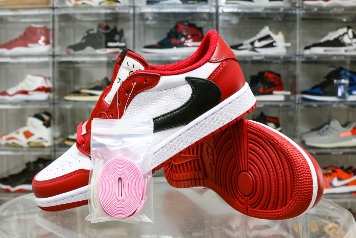 Travis Scott x Air Jordan 1 Retro Low  Chicago 