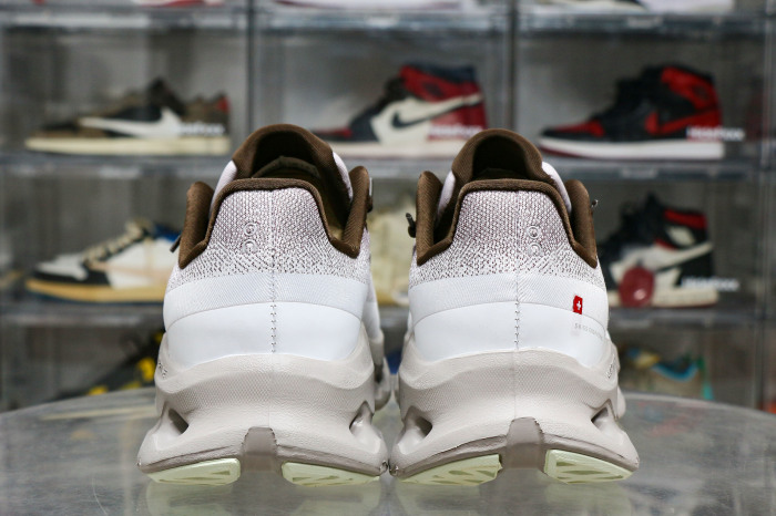 On Cloudtilt 'Quartz Pearl'