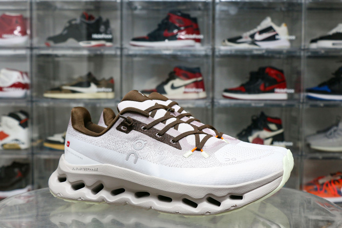 On Cloudtilt 'Quartz Pearl'