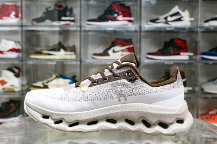 On Cloudtilt 'Quartz Pearl'