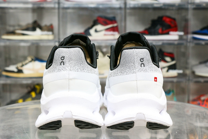 On Running Cloudtilt Black Ivory