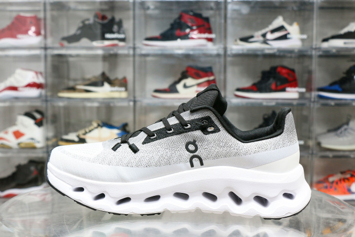 On Running Cloudtilt Black Ivory