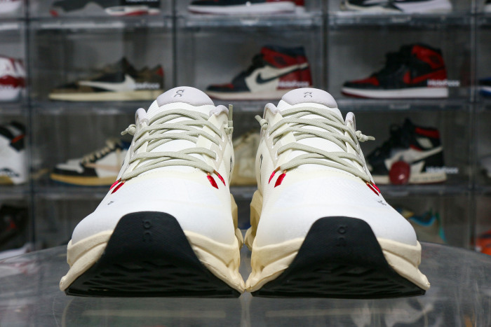 On Running Cloudtilt Sand Cream