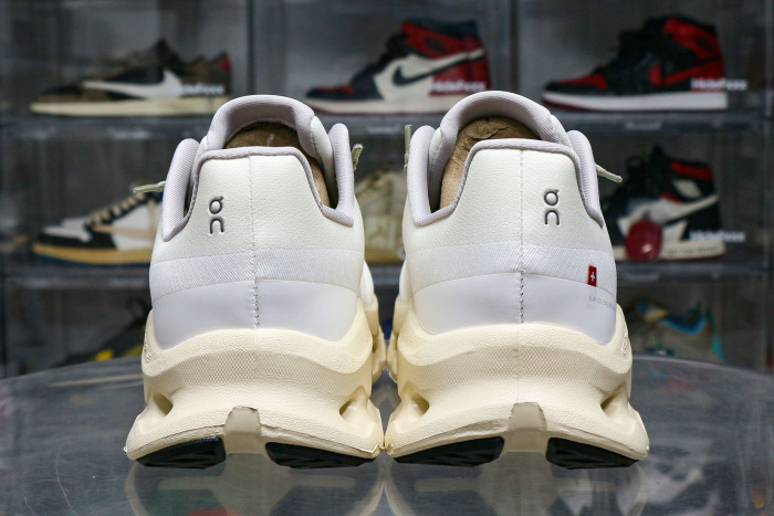 On Running Cloudtilt Sand Cream