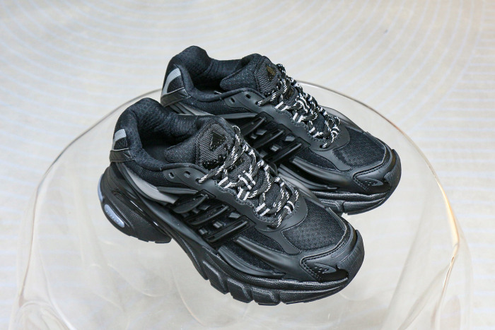 Pharrell x adidasAdistar Jellyfish “Triple Black”