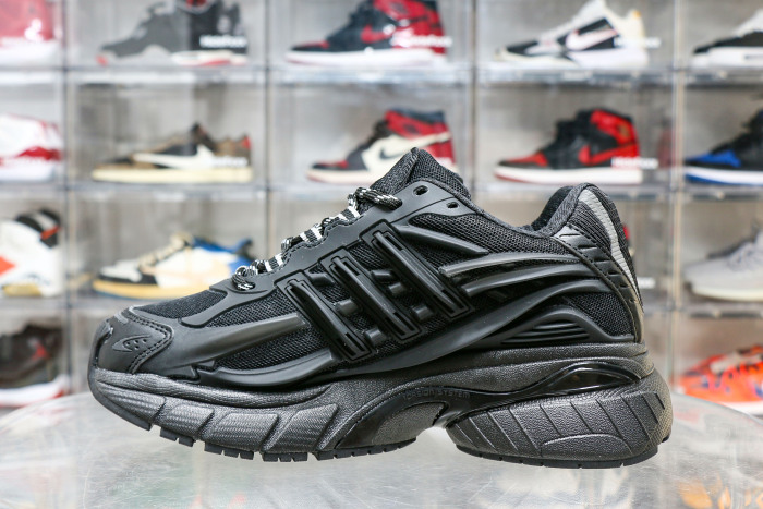 Pharrell x adidasAdistar Jellyfish “Triple Black”