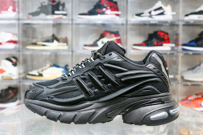 Pharrell x adidasAdistar Jellyfish “Triple Black”