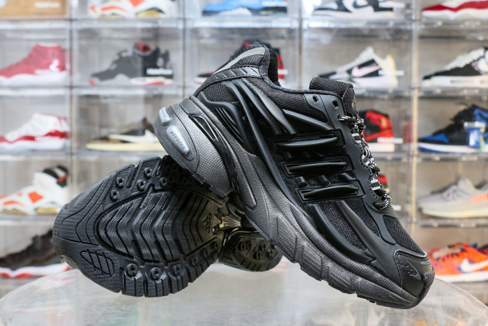 Pharrell x adidasAdistar Jellyfish “Triple Black”