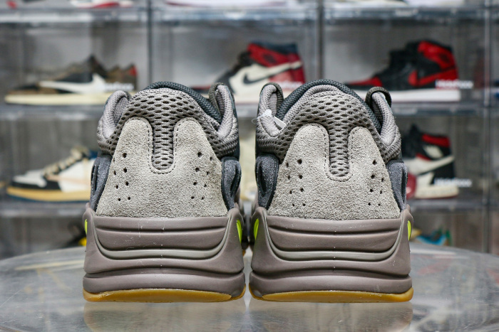 Adidas Yeezy 700 Boost  Wave Runner Mauve 2018
