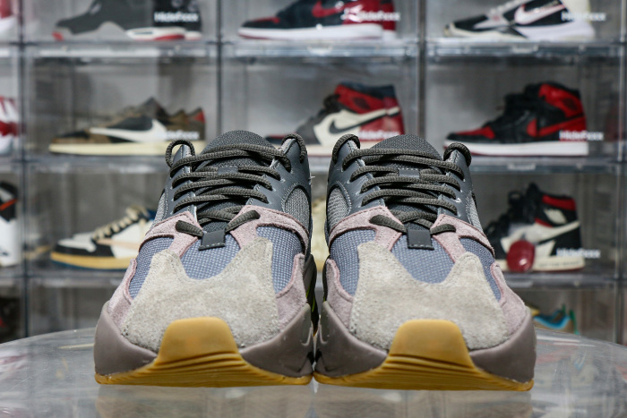 Adidas Yeezy 700 Boost  Wave Runner Mauve 2018