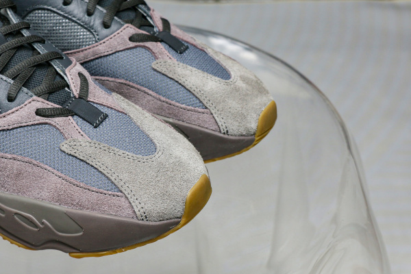 Adidas Yeezy 700 Boost  Wave Runner Mauve 2018