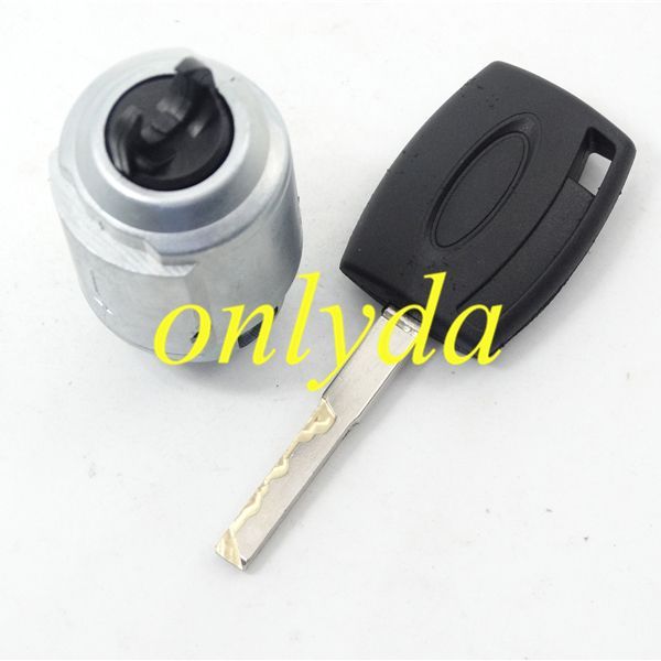 FORD FOCUS Before the engine cover lock