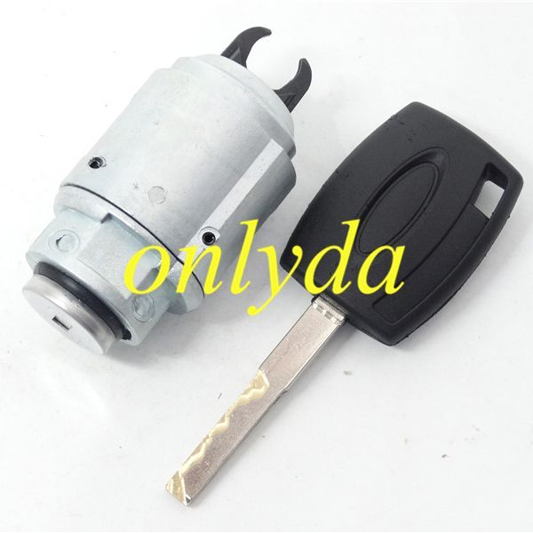 FORD FOCUS Before the engine cover lock