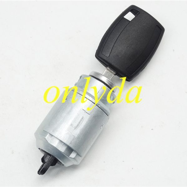 FORD FOCUS Before the engine cover lock