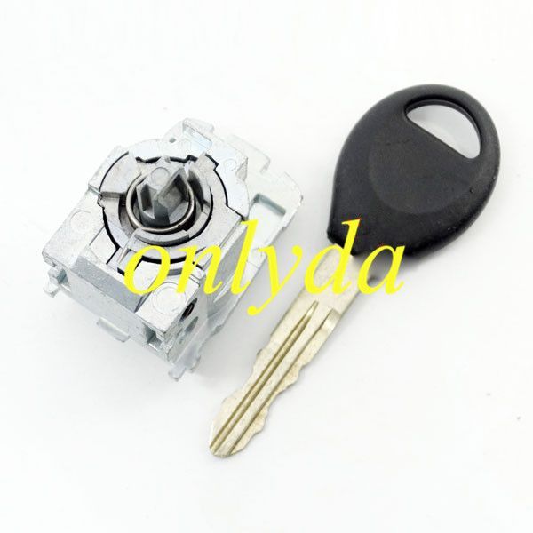 Nissan Qashqai  left door lock with logo
