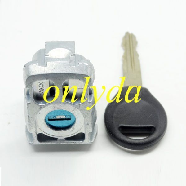 Nissan Qashqai  left door lock with logo