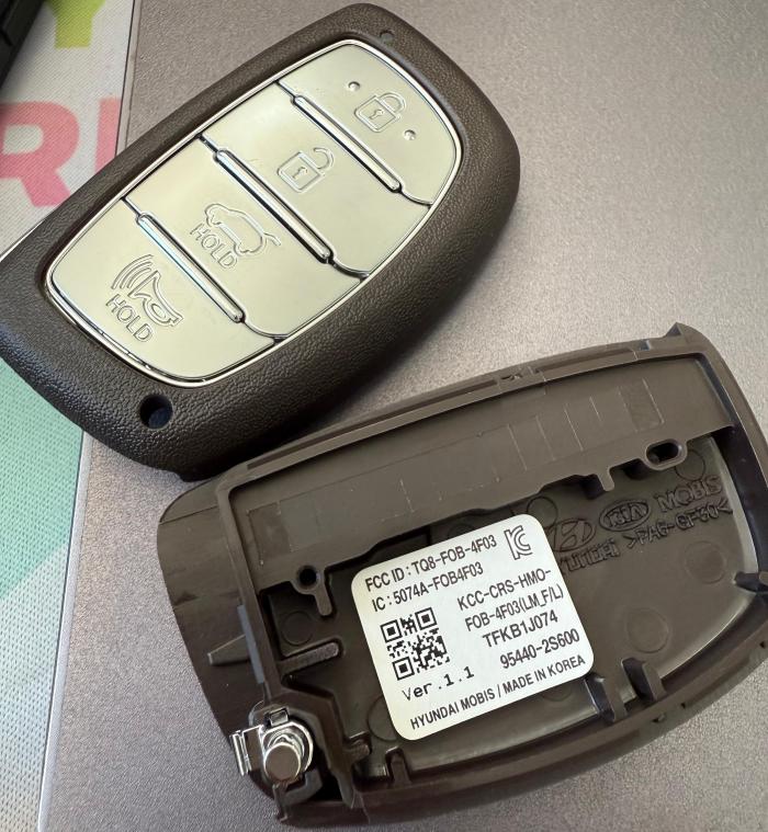 Original Hyundai Tucson Keyless 4 button remote key with 433.92MHZ with HITAG2  7945A/7953A 46 chip      fcc ID : TQ8-FOB-4F03                          PN:95440-2S600
