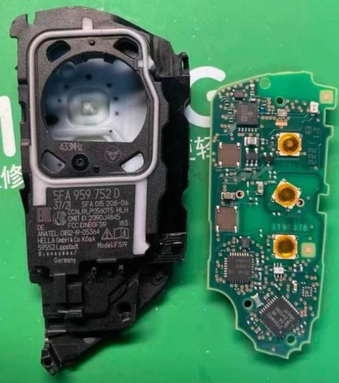 OEM Smart Key for Seat Cupra 3Buttons 433MHz / MQB49 5D NCF295XW  CHIP with UWB, OE Part No:5FA 959 752D/ 5FA959752D / 5FA959753D/5E3959753G/5FA959753N​   Keyless Go Germany HELLA  FCC ID: NBGFS19  CMIIT ID: 2019DJ4845  Model: FS19 5FA 015 208-06  CCAL19LP0560T5 HLH  ANATEL: 01812-19-05364 High configuration with comfort access. (3chips )  Brand new 100% without emergency blade