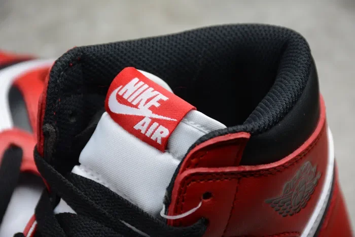 Air Jordan 1 Retro Hi OG Chicago 555088-101