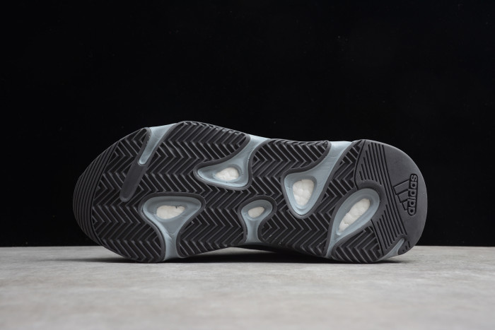 Yeezy Boost 700 V2“Hospital Blue” FV8429