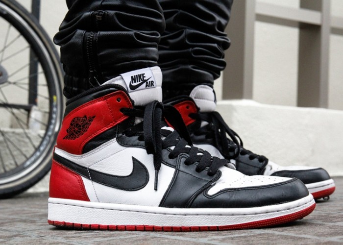 Air Jordan 1 Retro High OG Black Toe 555088-125