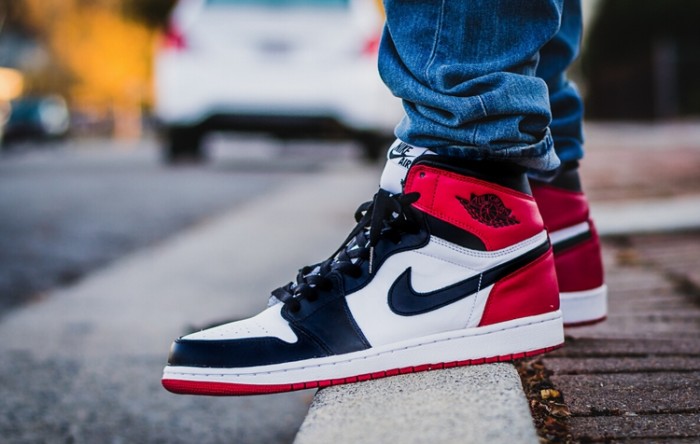 Air Jordan 1 Retro High OG Black Toe 555088-125