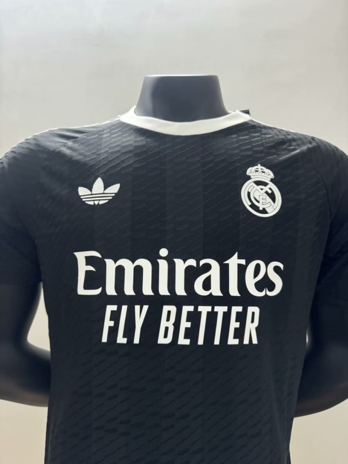 Real Madrid Goalkeeper Player Jersey 25/26