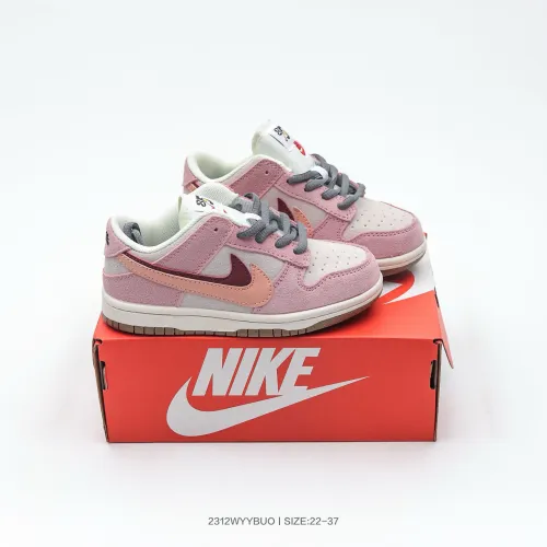 Nike SB Dunk Low Kids Low-Top Sneakers Christmas Double Hook Suede Retro White Red